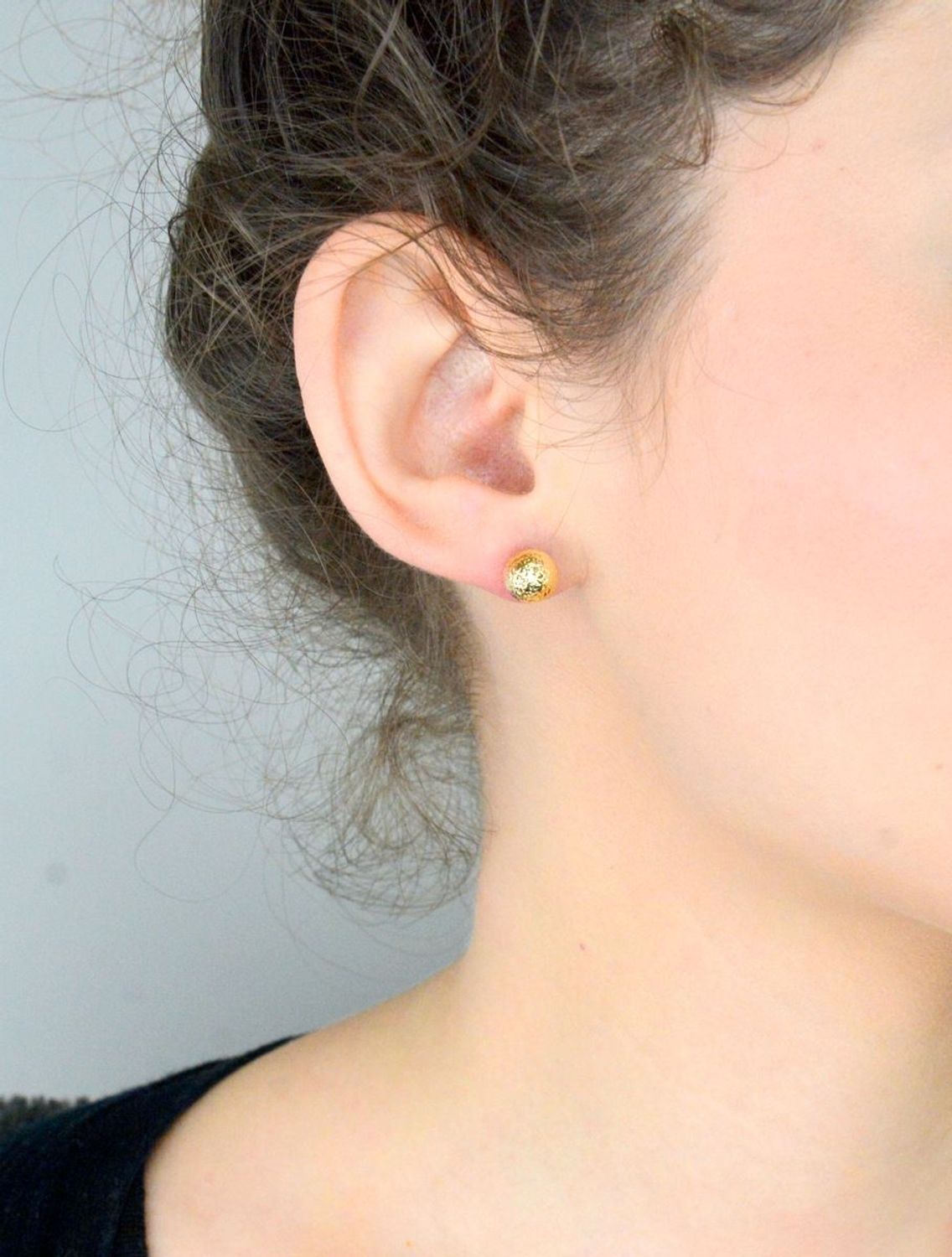 Kolczyki złote kulki grawerowane pr 585, DIA-KLC-12906-585 8mm Stylowe kolczyki wykonane ze złota próby 585. Kolczyki mają okrągły kształt, ozdobione grawerem. 1.jpg